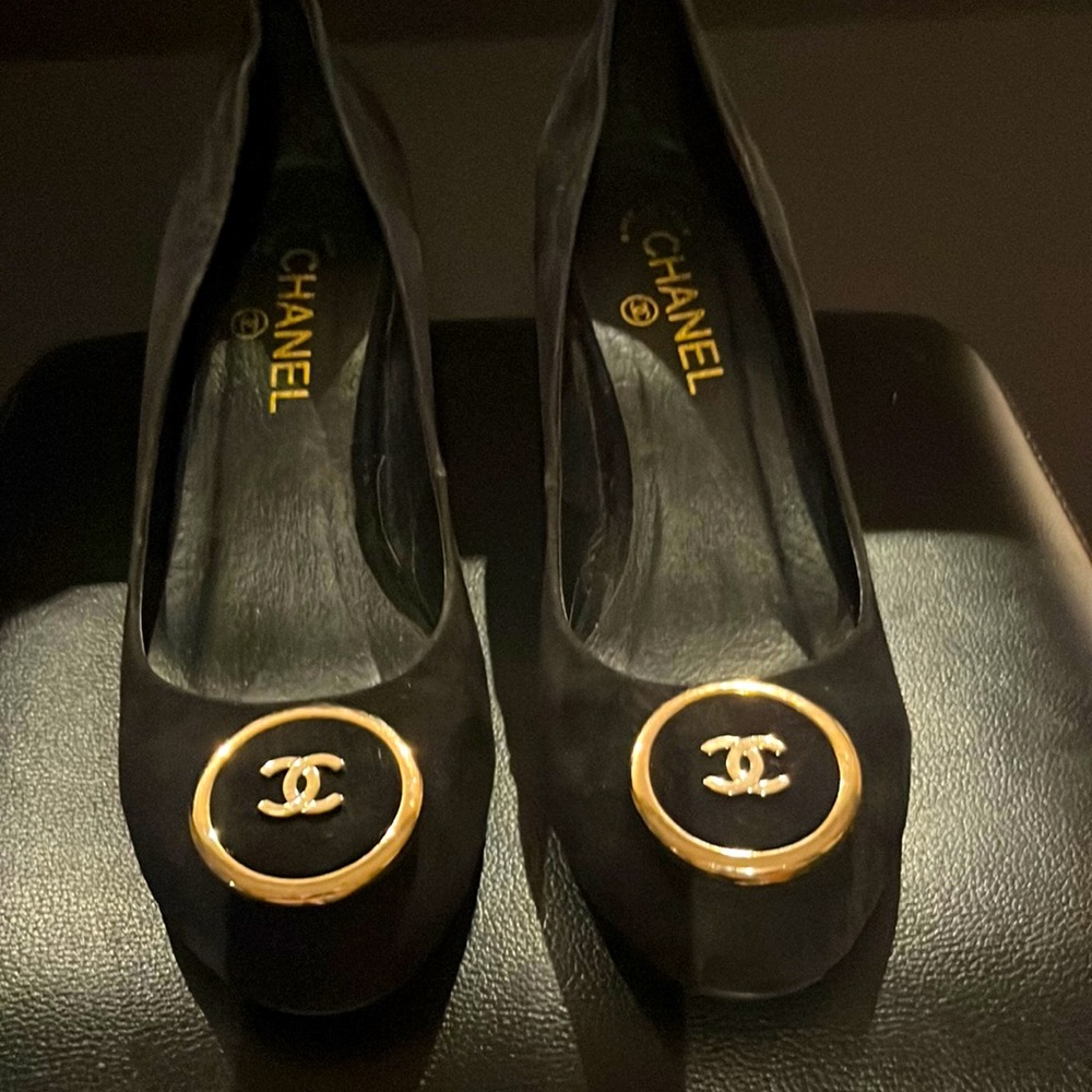 💯 Authentic Chanel black swede 3 inch keels